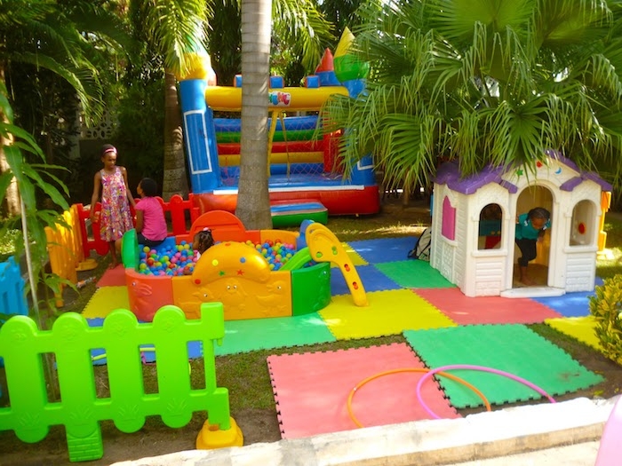 animation d'anniversaire enfant, un aire de jeux avec une piscine à balles colorées, maisonnette enfant et château gonflable