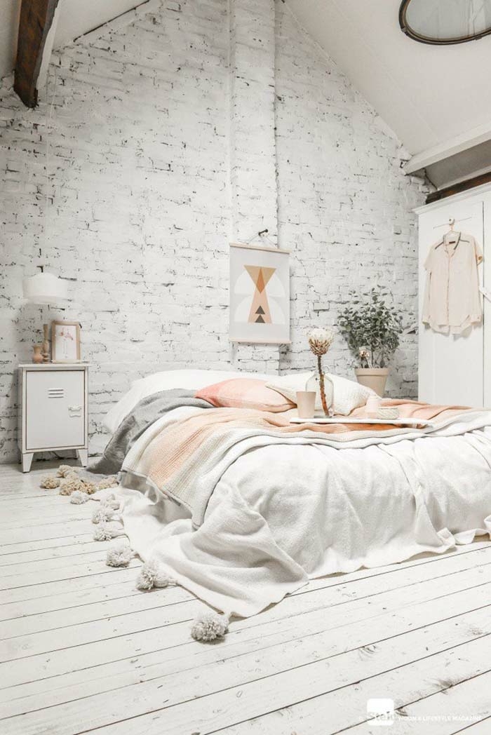 couleur mur chambre blanc, mur en briques et grand lit cocooning, jeté de lit avec pompons, sol blanc