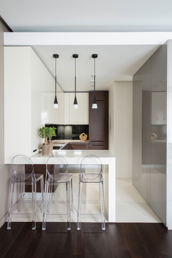 tendance design intérieur moderne, idée aménagement petite cuisine stylée, déco de petite cuisine avec ilot central