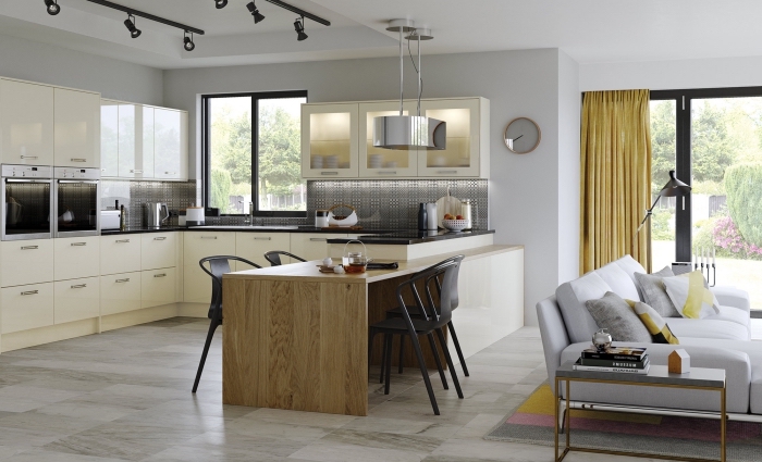 comment décorer une cuisine en U, intérieur moderne dans un salon aménagé avec canapé blanc et coussins minimaliste