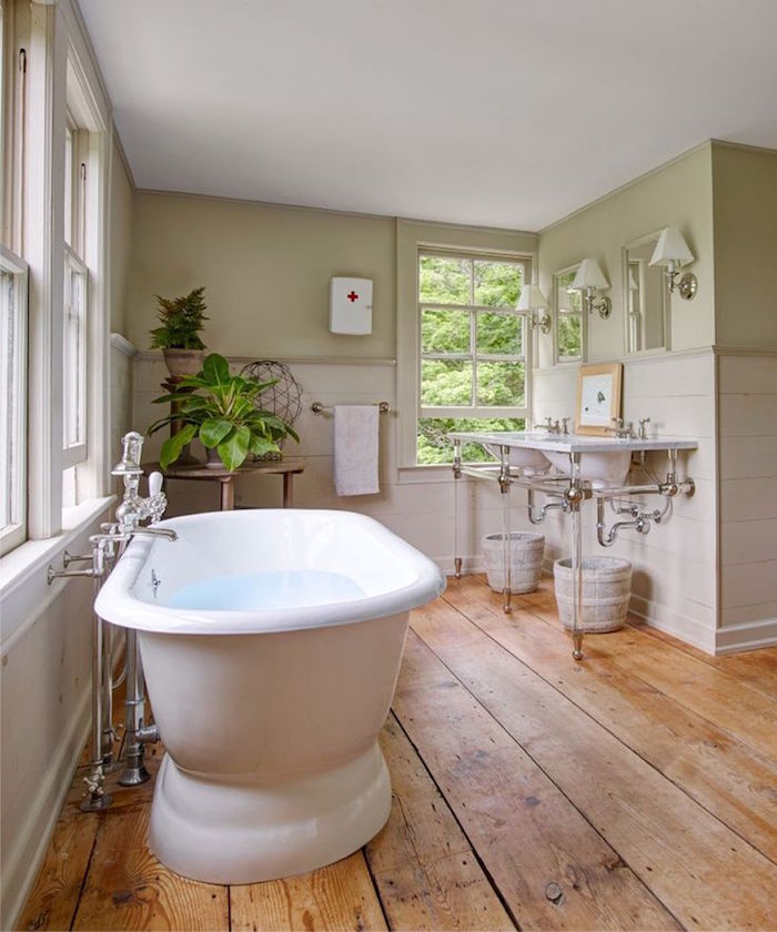 salle de bain sans carrelage en bois ancien sans carrelage, baignoire ilot et murs couleur vert anis