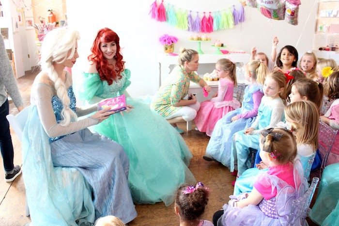 idée comment organiser un anniversaire 5 ans sur le theme royaume des neiges avec des enfants petites filles vêtues en robe princesse et animatrices princesses