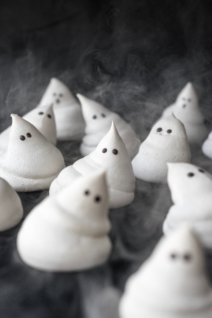 recette halloween facile pour réaliser des meringues qui ressemblent à des mini-fantômes, que vous pouvez décorer avec du chocolat fondu
