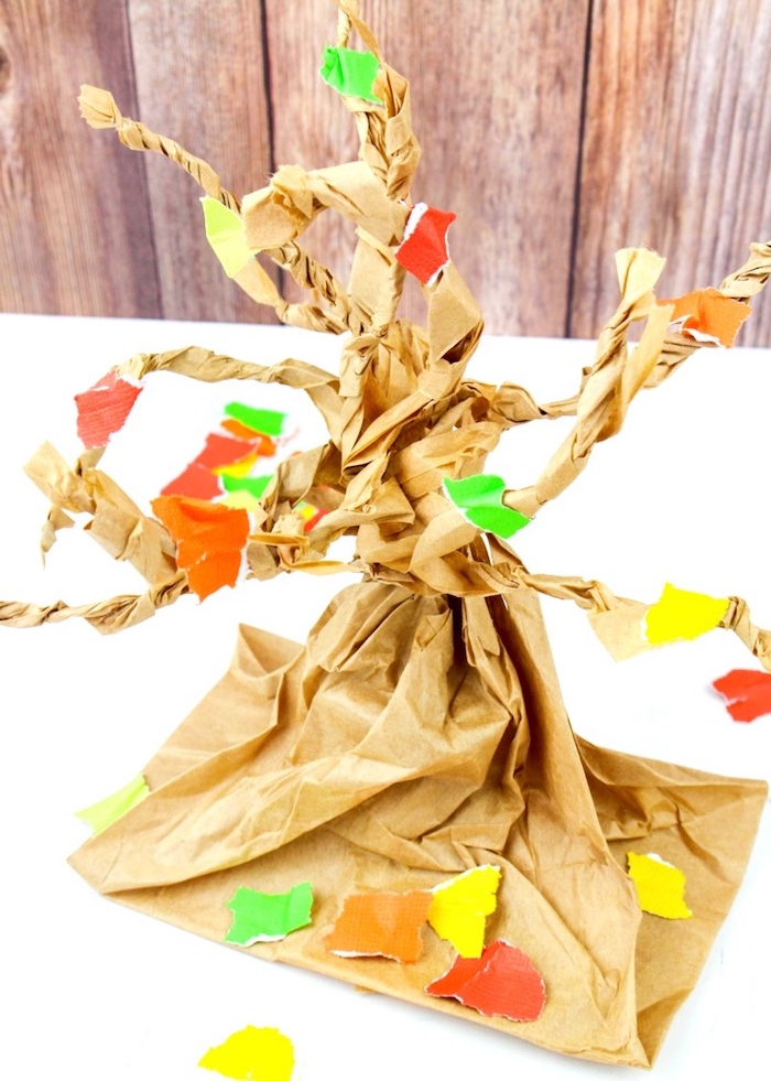 recyclage de sac en papier kraft avec des feuilles mortes de papier coloré, decoration automne a faire soi meme enfant