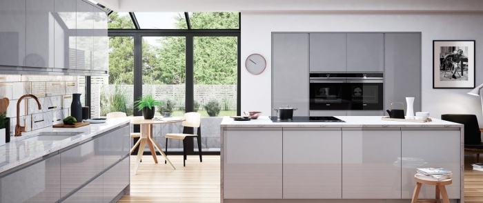 idée comment aménager une cuisine moderne avec meubles en blanc laqué et équipement îlot avec évier et plaque cuisson