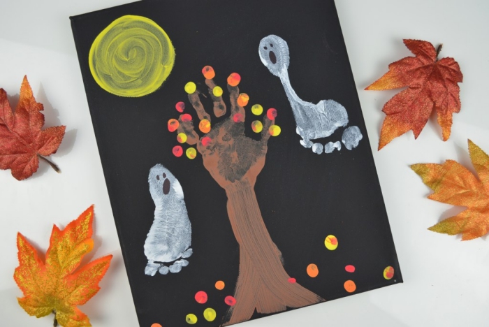 peinture sur le thème d'halloween réalisée avec des empreintes de main et de pied, activité halloween maternelle, peinture forêt hanté