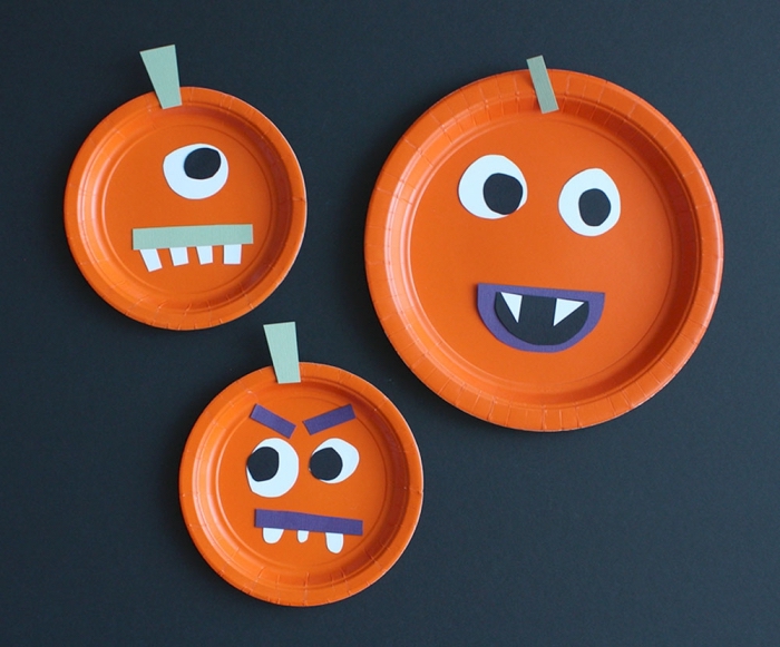 décorer une assiette en plastique pour en faire une déco d'halloween originale en forme de la citrouille jack o'lanterne, activités manuelles d'halloween avec des assiettes en plastique ou en carton