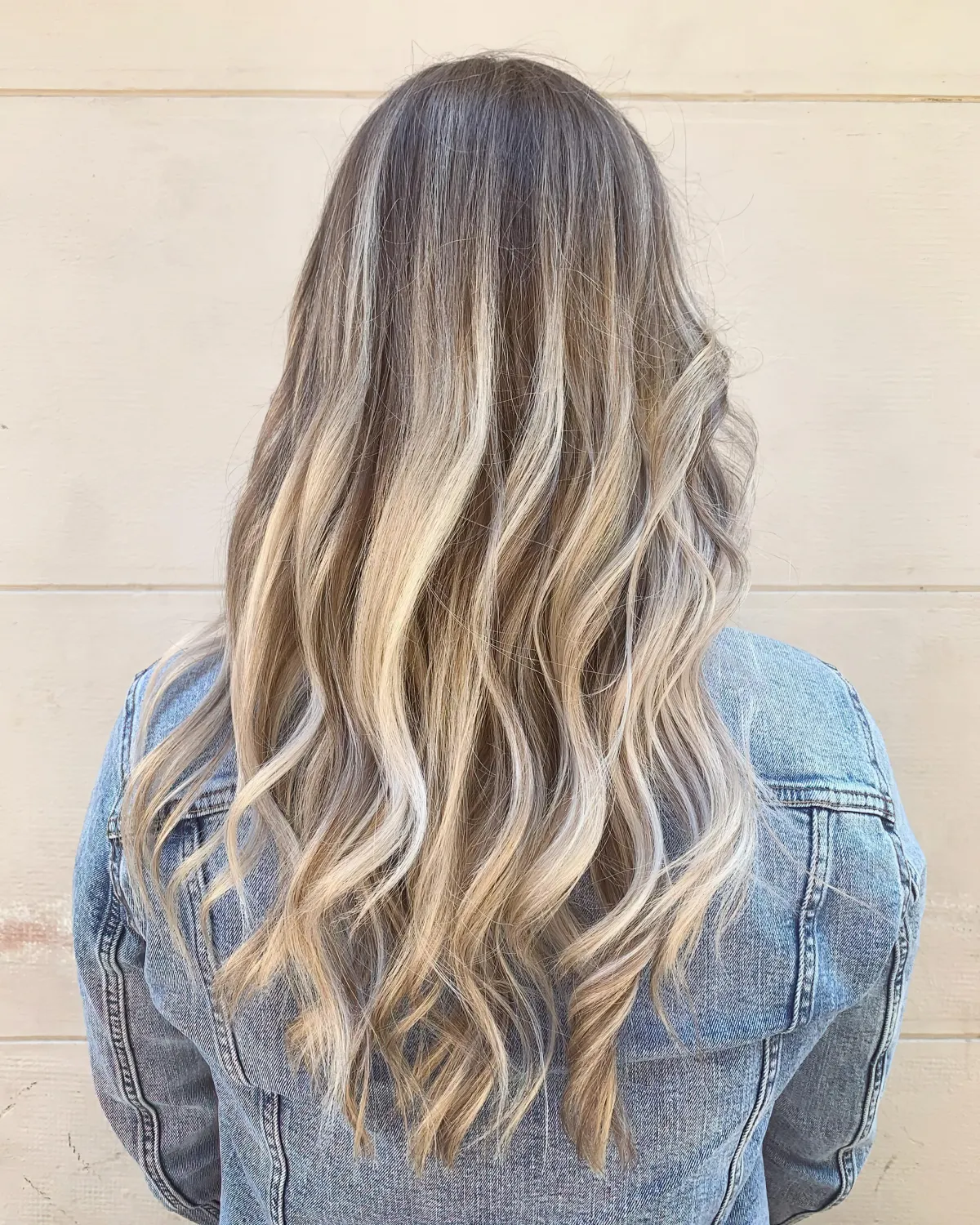 balayage blond miel sur base chatain coloration tendance