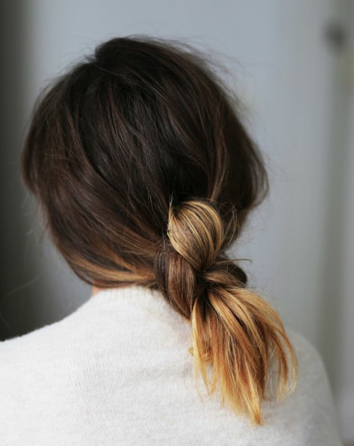 coloration tie and dye blond caramel sur pointes cheveux longs bruns et attachés