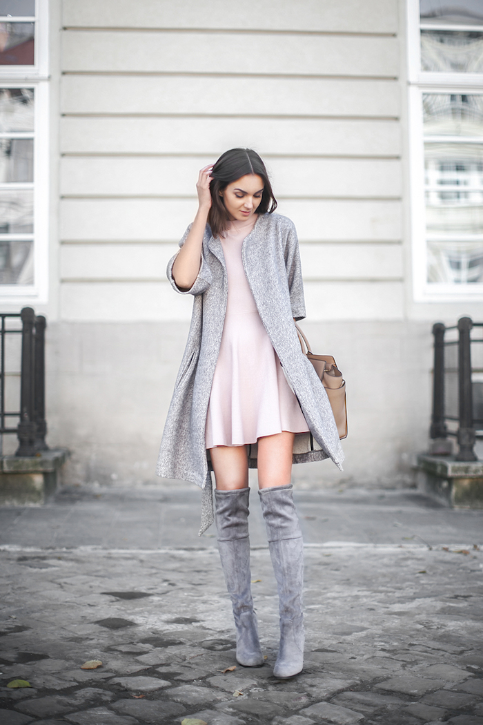 Cuissarde en velours gris, tenue avec cuissarde pour petite, comment s habiller cet automne 2018, gilet et bottes gris associés avec une petite robe rose pâle