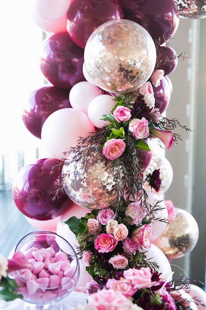 Idée decoration anniversaire fille, décoration anniversaire 18 ans, fête aniv 18 an, ballons et fleurs en arche 