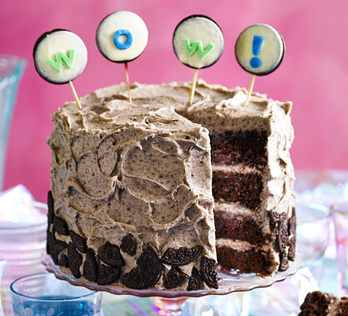 exemple de gateau facile a faire, modèle de gâteau sur étage au chocolat et cookies oréo, idée déco de gâteau Halloween