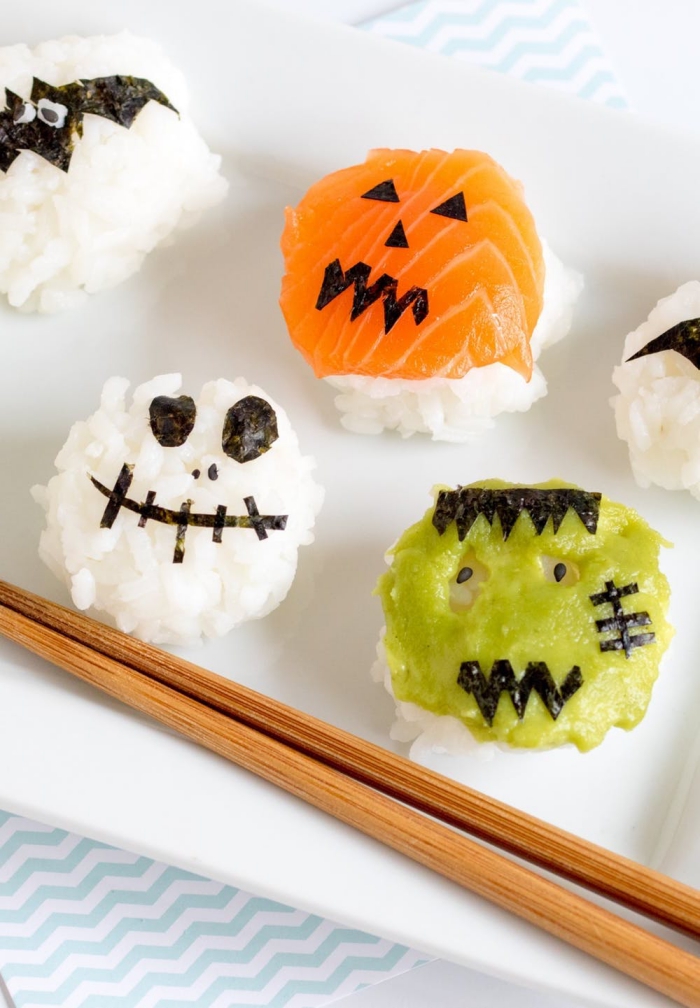 du riz à sushi façonné en boules, décorées comme de petits monstres d'halloween