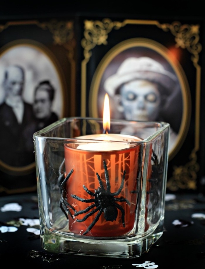 bougeoir halloween a faire soi meme, bougie dans un verre avec des araignées à l intérieur, cadre photo terrifiant