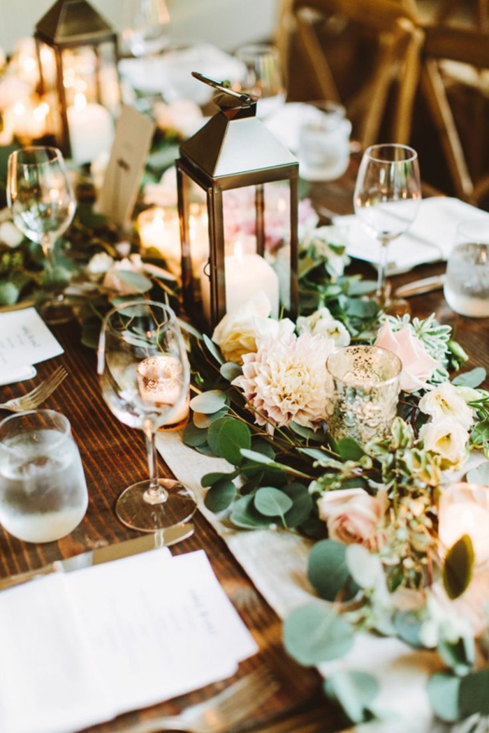 bougeoirs lanternes, chrysanthèmes roses, verres à vin, table en bois foncé, mariage theme champetre