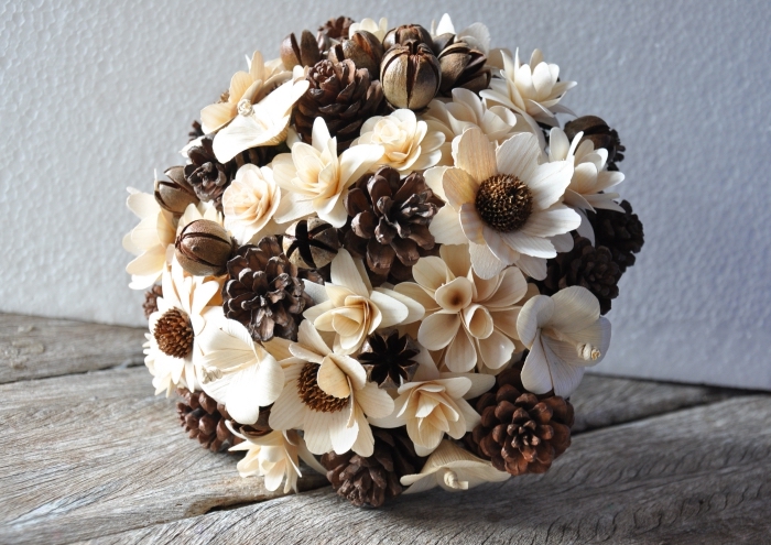 exemple de bouquet fait main avec fleurs artificielles et pommes de pin, idée que peut on faire avec des pommes de pin