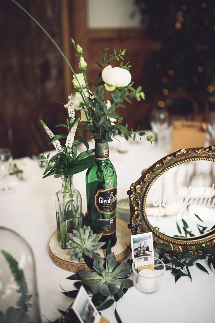 bouteille de bièren rondins de bois, succulents, miroir ovale à l'encadrement ancien, deco table mariage champetre