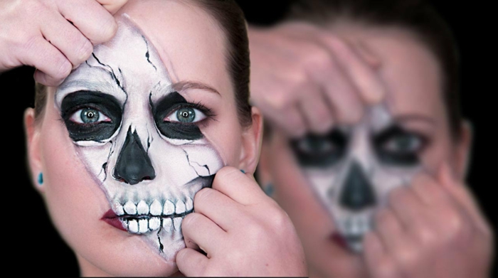 maquillage halloween squelette, visage partiellement peint crâne en noir et blanc