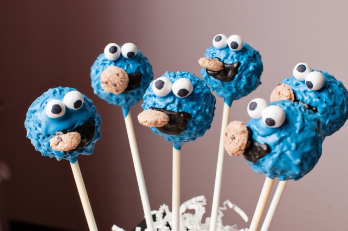 recette de cake pops d'halloween décorés façon petits monstres de cookies parfaits pour le buffet sucré d'halloween