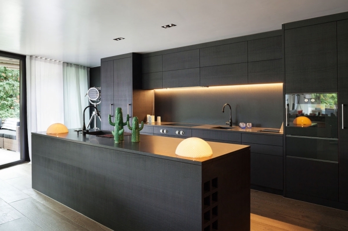 modèle de cuisine foncée au plafond blanc avec meubles en gris anthracite, exemple de cuisine ouverte avec ilot