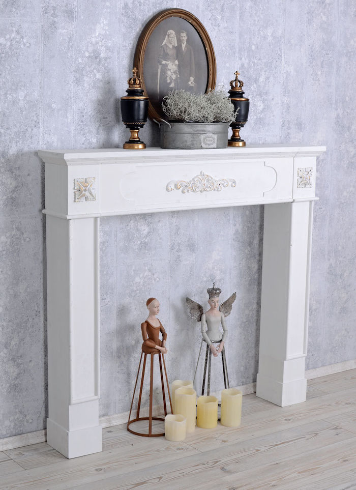 décoration vintage pour salon avec cadre de cheminée comme support bibelots rétro cadre photo de famille et urnes