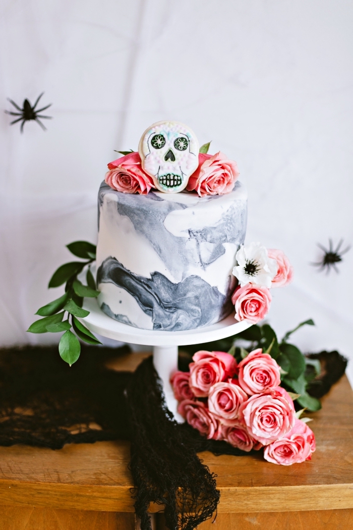 décorer un gâteau au glaçage design marbre avec figurine crâne effrayant et roses, recette halloween dessert