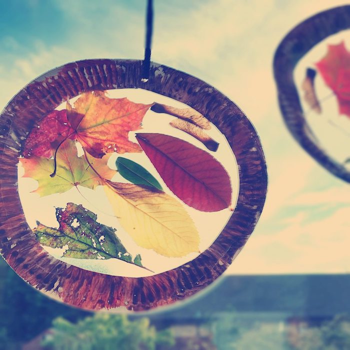 comment faire un capteur de soleil bricolage pour l automne en cerceau d assiette en papier et feuilles mortes