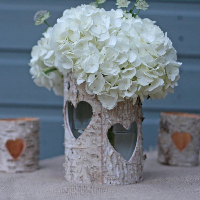 centre de table bougeoir écorce de bouleau, déco mariage champêtre à faire soi-même, bouquet d'hortensias blancs