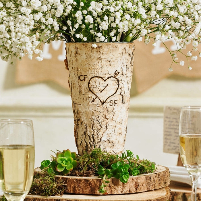 verres de champagne, rondin en bois, vase écorce de bois avec les initiales et gypsophile