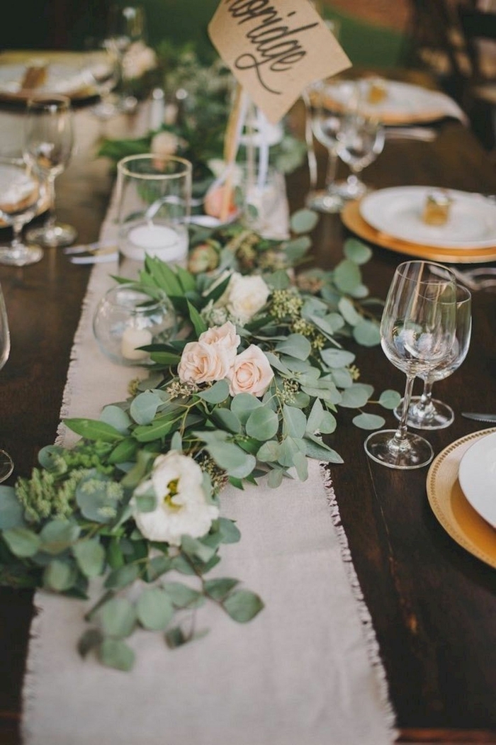 chemin de table blanc en toile de jute, verres à vin, décoration de roses, table en bois foncé