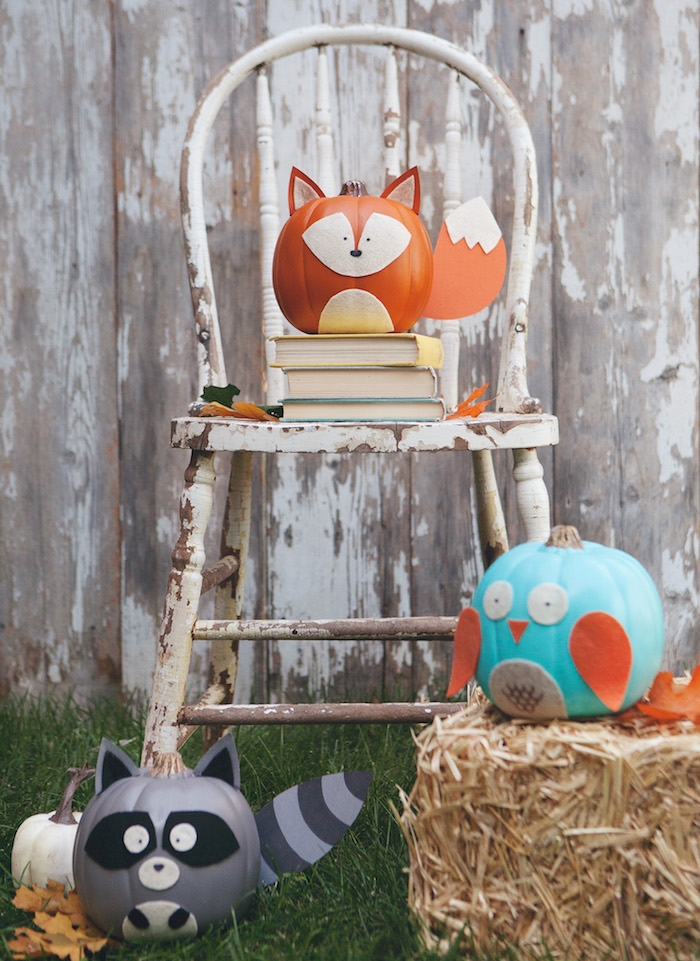 exemple de deco halloween maison simple à réaliser en citrouilles décorées motif animal, renard, hibou, raton laveur