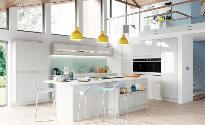idée design intérieur accueillant et moderne dans une cuisine aménagée avec meubles sans poignées et accessoires en couleurs pastel