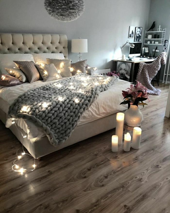 sol en planches, lit cosy et décoré en style hygge, bougies led, tête de lit capitonnée, petit bureau scandinave