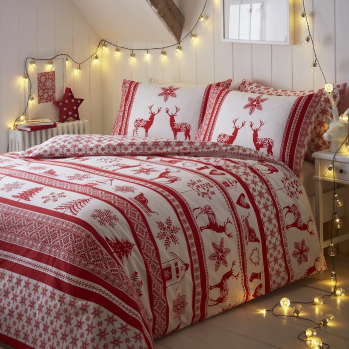 grand lit en rouge et blanc, guirlande lumineuse, lambris mural blanc, chevet en bois blanc, chambre cosy style scandinave