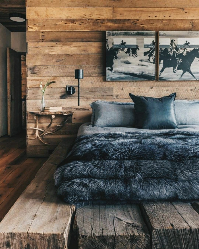 chambre en bois style chalet, fausse fourrure grise, coussins gris, tableaux peintures monochromes
