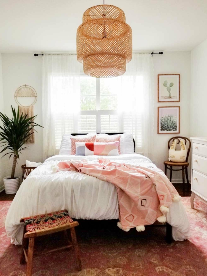chambre à coucher en rose et blanc, plafonnier rustique, grand pot avec plante verte, chambre cosy