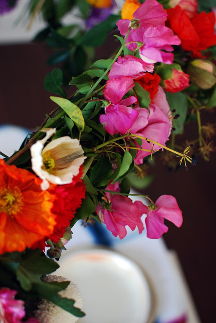 chandelier de fleurs fraîches attachées à un cerceau, joli élément décoratif pour le mariage theme champêtre
