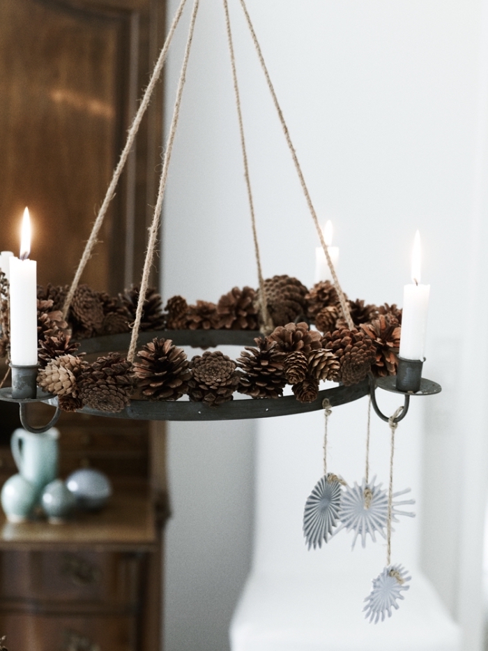 modèle de chandelier diy réalisé avec pommes de pins attachées sur un cercle en fer, idée creation avec des pommes de pin