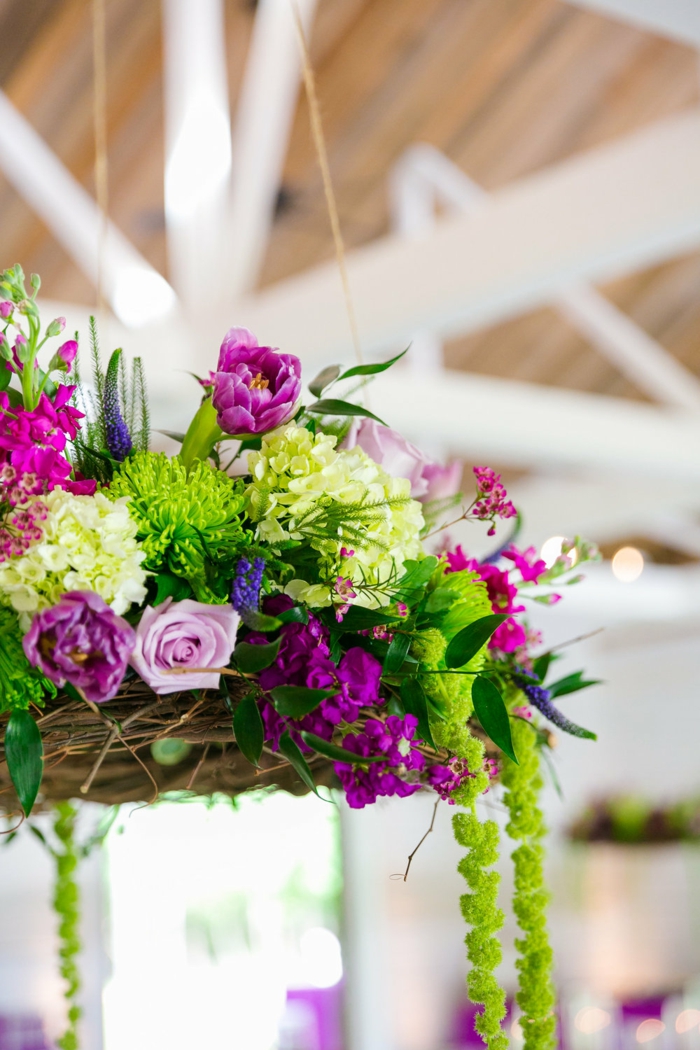décoration mariage champêtre chic, chandelier de fleurs de campagne, diy suspension de mariage