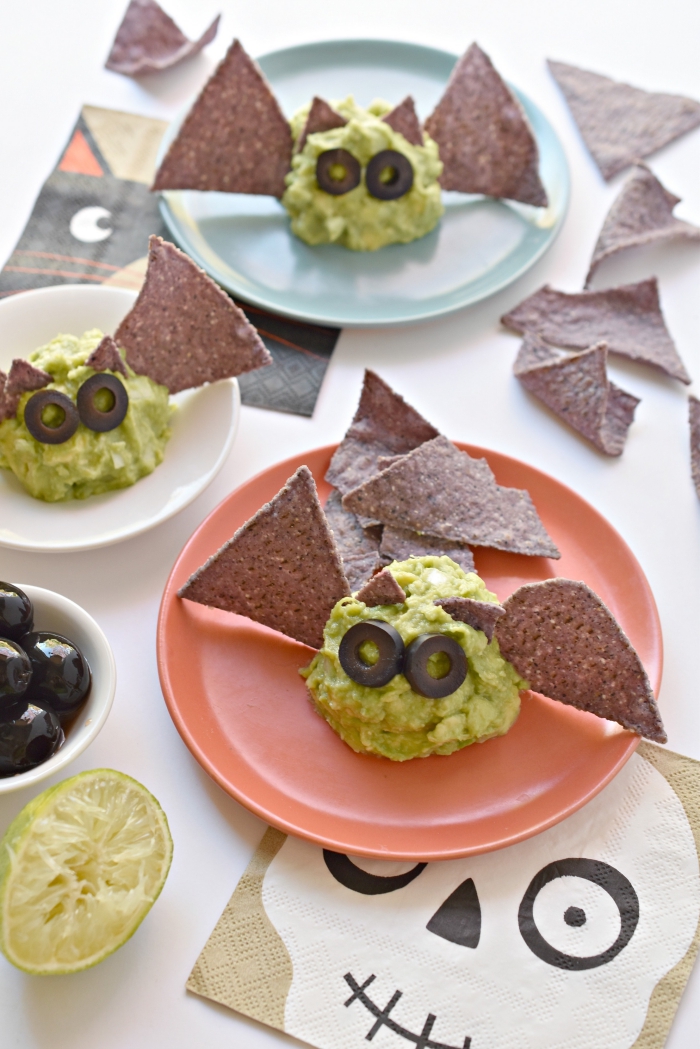 idée originale pour un apéro dînatoire sur le thème d'halloween, des chauves-souris de guacamole avec des ailes de chips tortilla