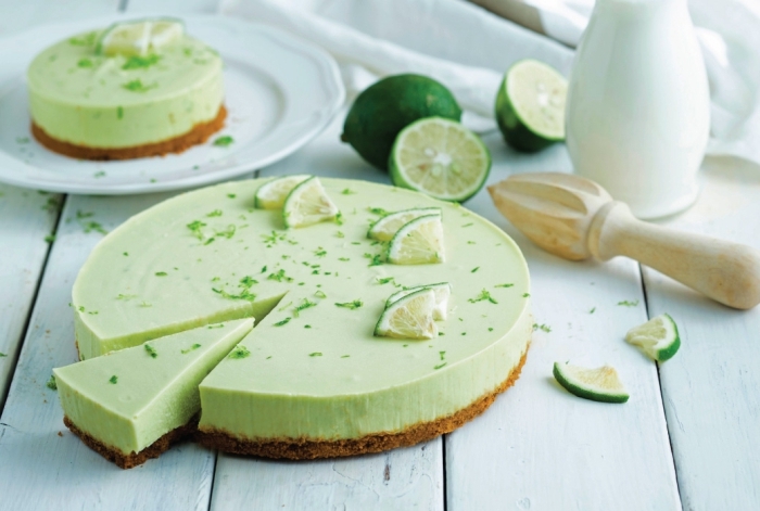 gâteau healthy sans cuisson, recette de cheesecake citron vert vegan à base d'avocat avec une croûte de biscuits écrasés