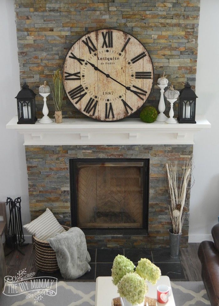 idée déco de cheminée avec manteau en plaquette de pierre de parement avec etagere blanche et objets decoration avec horloge ancienne retro