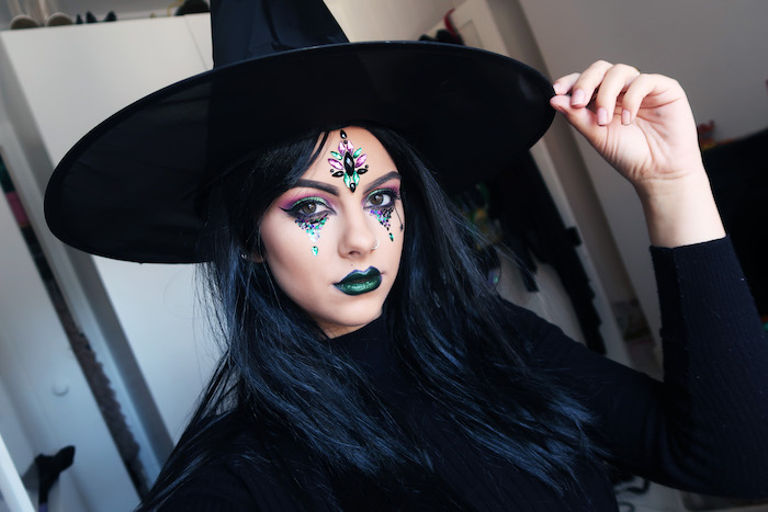 comment faire son maquillage halloween sorciere, dessin larmes colorées, maquillage yeux ombres à paupières bleu et violet, rouge à lèvres vert et bleu