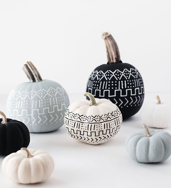 citrouille, potirons repeints de peinture couleurs variées avec dessin motifs originaux en blanc et noir, décoration halloween a fabriquer