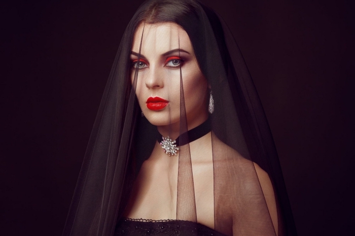 maquillage vampire veuve chic et glamour, maquillage des yeux et de la bouche rouge carmin 