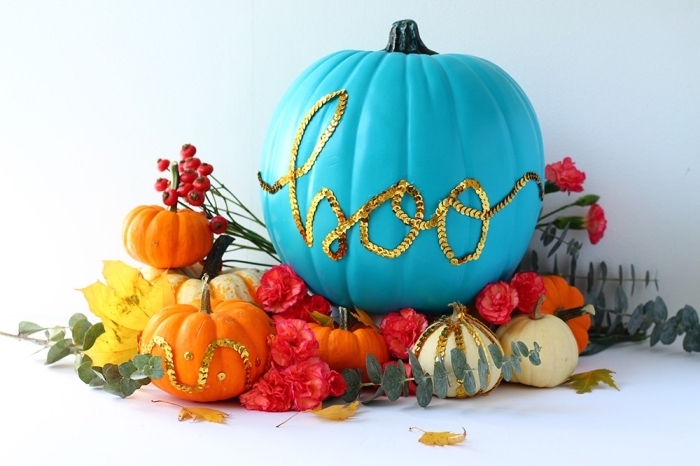 décoration ou decoupe citrouille halloween facile, modèle citrouille peinte en bleu avec lettres halloween en strass doré