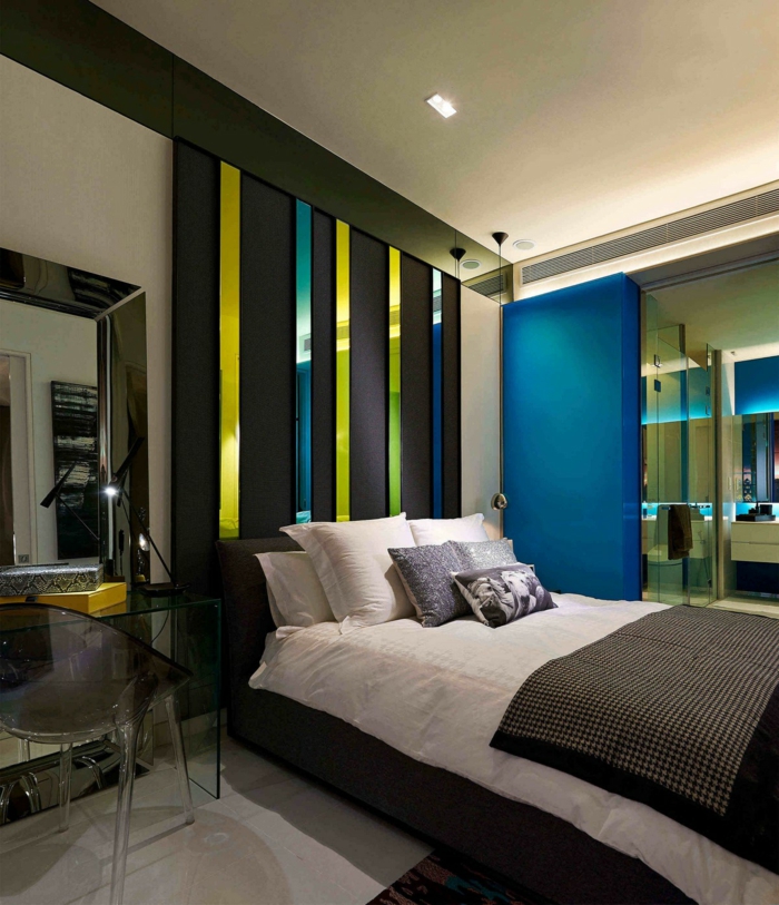 chambre avec un mur bleu, décorer un grand pan de mur, miroir géant, salle de bain lumineuse