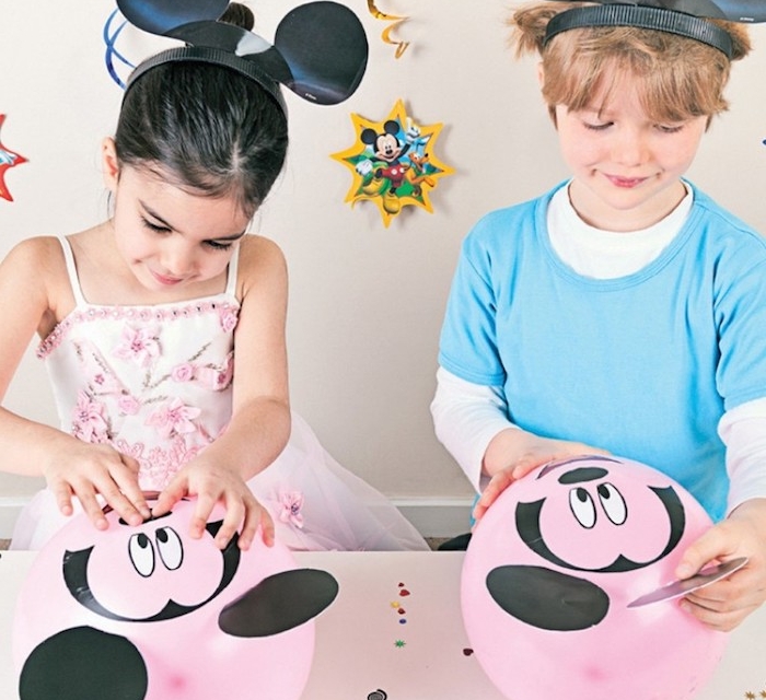 comment decorer un ballon rose à stickers motif mickey mouse à coller dessus, anniversaire 6 ans original sur theme disney