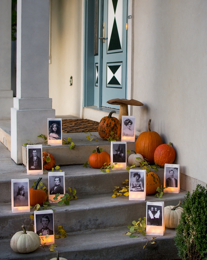 décoration halloween extérieur a fabriquer soi meme, deco escalier halloween en citrouilles, potirons et photophores sac en papier avec des photos noir et blanc effrayantes