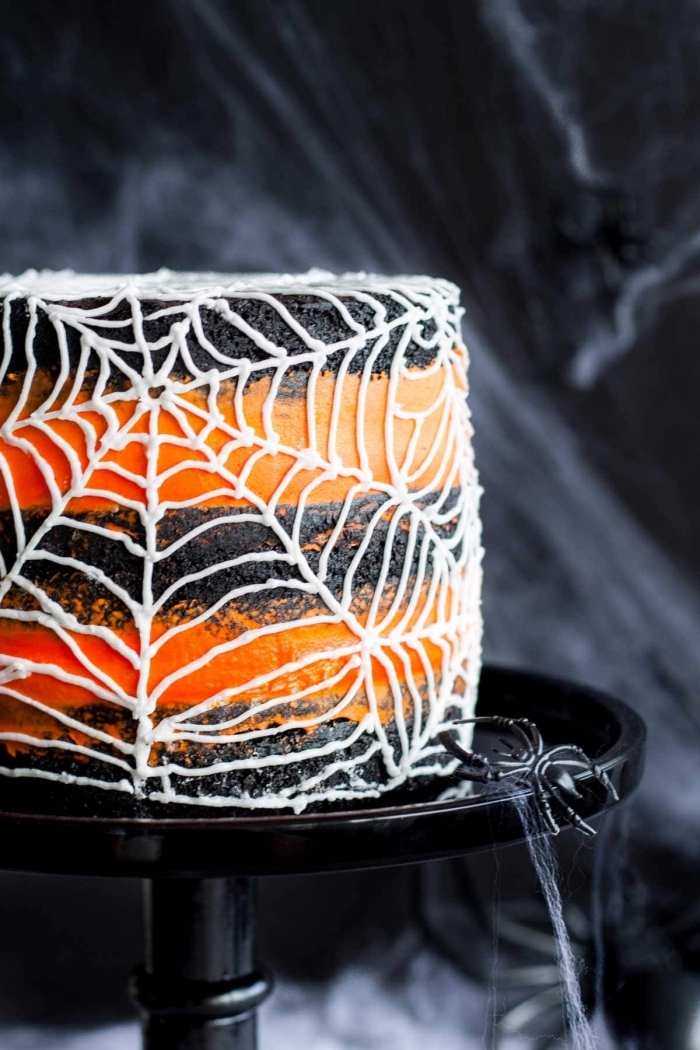 faire un gateau halloween facile en noir et orange, exemple de gâteau en biscuits oréo avec ganache orange et déco en chocolat blanc